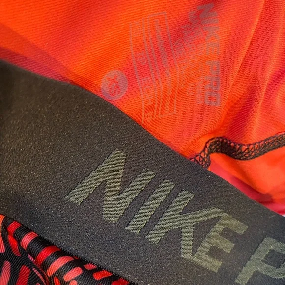 Nike ➰ ladies black red shorts abstract pattern w mesh sides XS - Picture 4 of 5